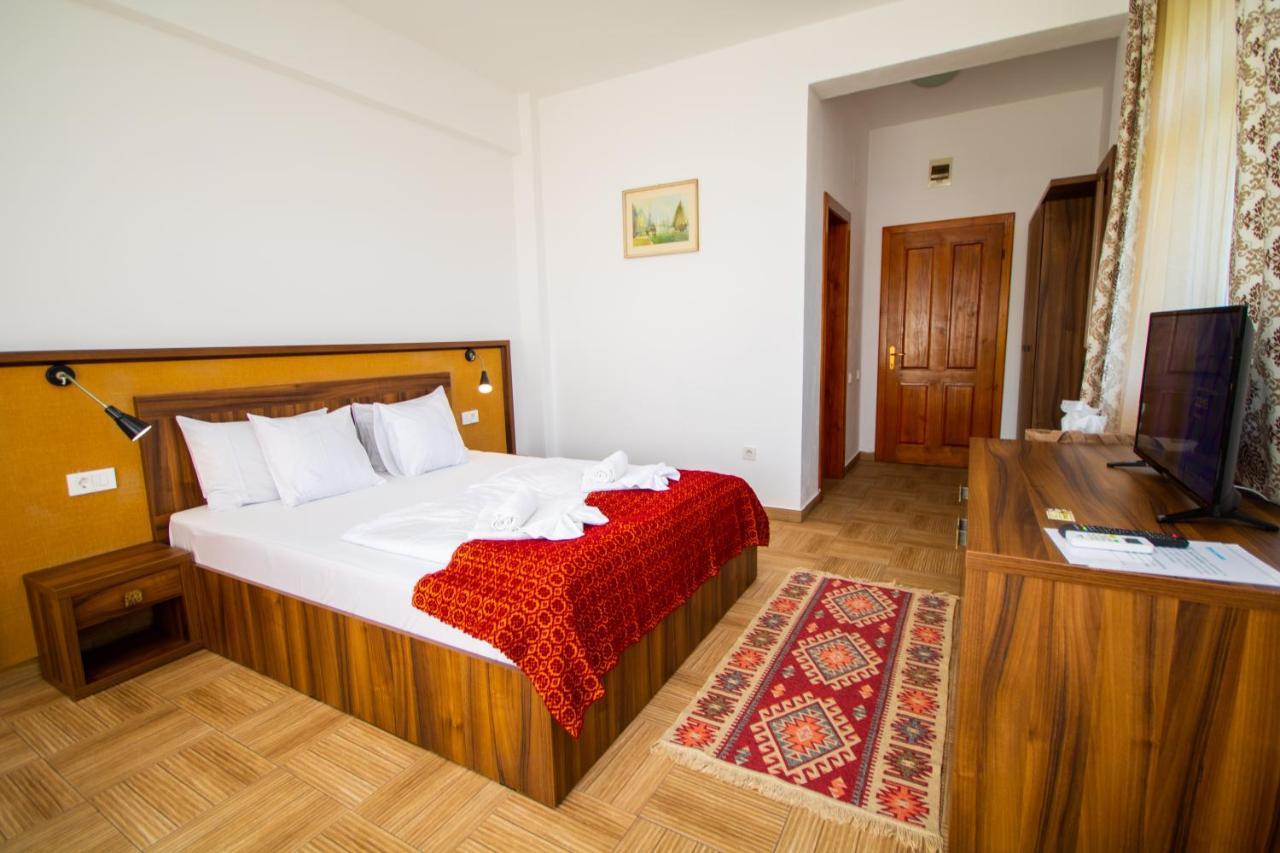 Mai Danube Hotel Ieşelniţa Eksteriør billede