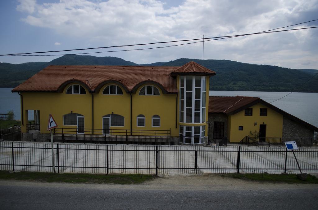 Mai Danube Hotel Ieşelniţa Eksteriør billede