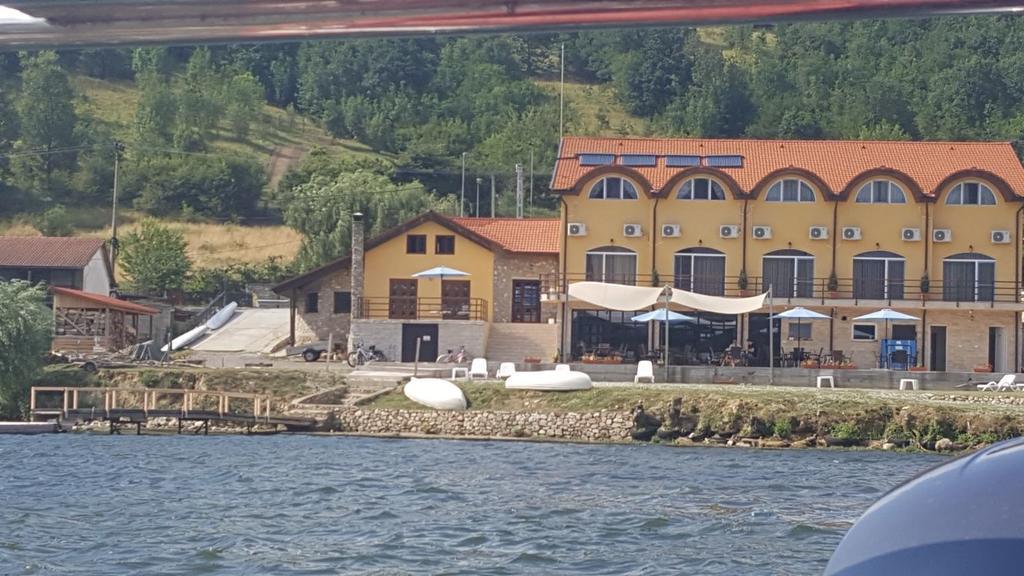 Mai Danube Hotel Ieşelniţa Eksteriør billede